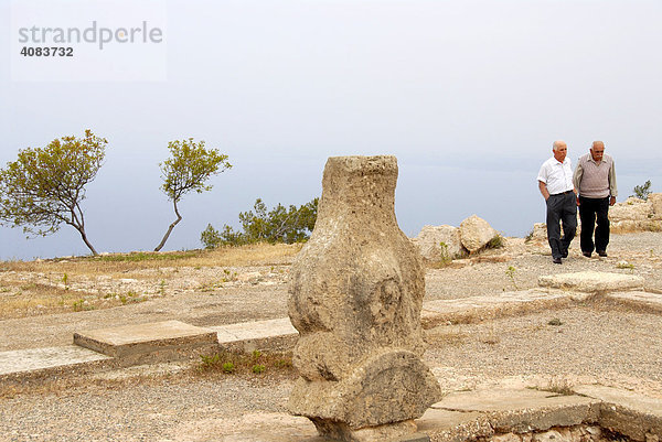 Zwei Männer bei bearbeitetem Stein der archäologischen Ausgrabungsstätte Vouni Nordzypern Zypern
