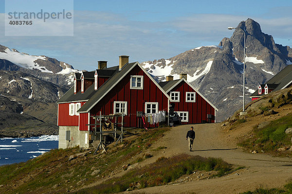 Rote Häuser in der Siedlung Ammassalik Ostgrönland