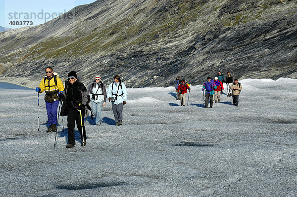 Wanderer laufen auf dem Inlandeis Gletscher Apuserserpia bei Nagtivit Ostgrönland