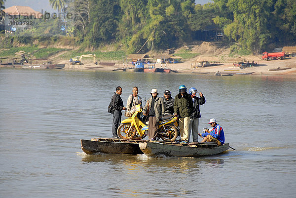 Abenteuerliche Fähre mit Personen und Moped über den Mekong Fluß Champasak Laos