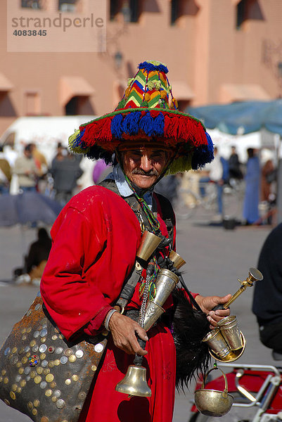 Wasserverkäufer bunt gekleidet Djemaa el Fna Marrakech Marokko