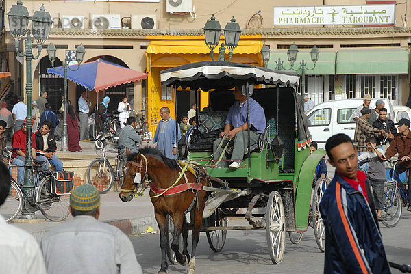 Belebter Platz mit Pferdekutsche Caleche Place al Alaouyine Place Assarg Taroudannt Marokko