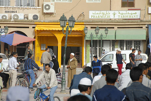 Belebter Platz Place al Alaouyine Place Assarg Taroudannt Marokko
