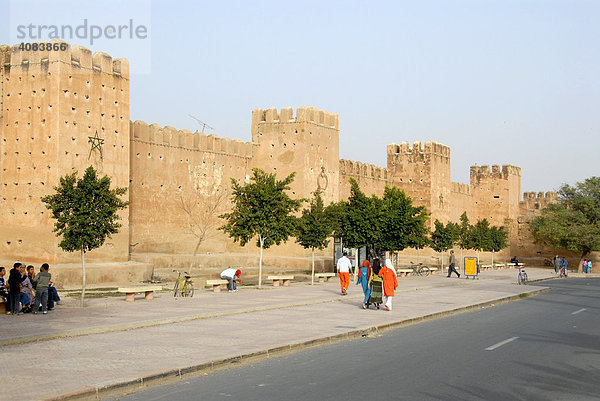 Mit Türmen bewehrte alte Stadtmauer zum Kasbah Viertel Taroudannt Marokko