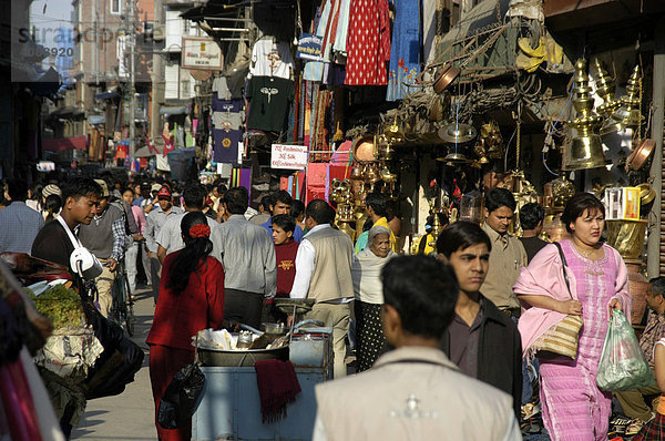 Viele Menschen in einer Einkaufsstraße der Altstadt Kathmandu Nepal