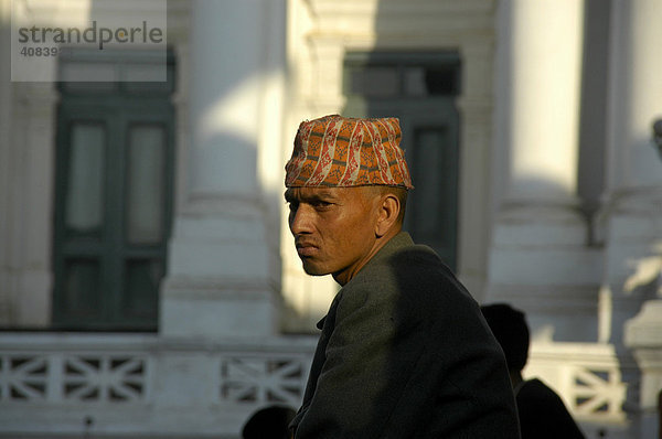 Portrait eines Newar Mannes mit traditioneller Kopfbedeckung vor dem Hanuman Dhoka Alter Königspalast Kathmandu Nepal