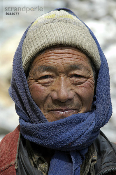 Portrait freundlicher Mann mit Mantel Mütze und Schal Nar-Phu Annapurna Region Nepal