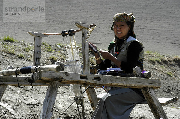 Junge Frau webt am Webstuhl Khingar Mustang Annapurna Region Nepal