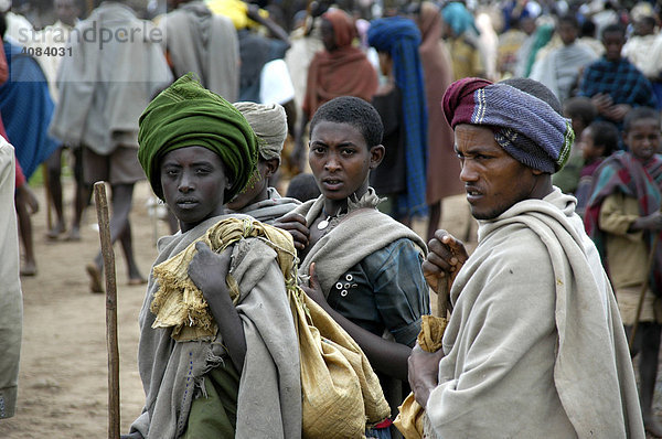 Drei Menschen in traditioneller Kleidung auf dem Markt Bahir Dar Äthiopien