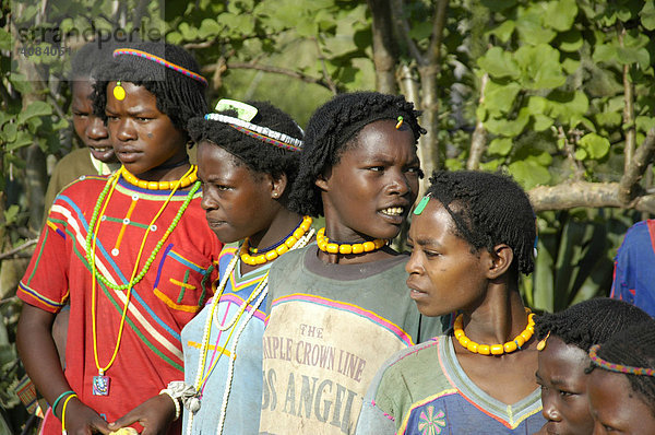 Junge Frauen mit bunten Halsketten vom Volk der Derashe bei Arba Minch Äthiopien