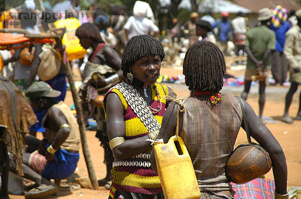 Bunt gekleidete Frauen im Gespräch Markt in Keyafer Äthiopien