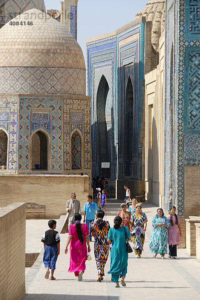 Bunt gekleidete Frauen Nekropole Shahi-Sinda Ensemble Samarkand Usbekistan