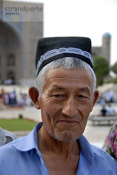 Portrait Usbeke in traditioneller Kleidung Tubiteka Registan Mederese Tilya-Kori Samarkand Usbekistan