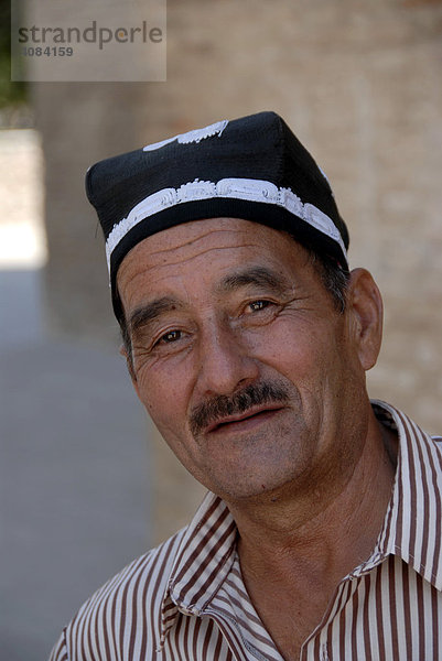Portrait Usbeke mit traditionellem Hut Tubiteka Shaxrisabz Usbekistan