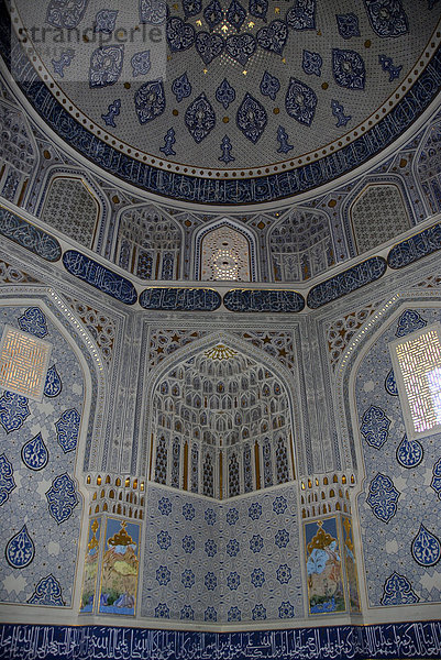 Reich dekorierte Wände im Inneren eines Mausoleums Nekropole Shahi-Sinda Ensemble Samarkand Usbekistan