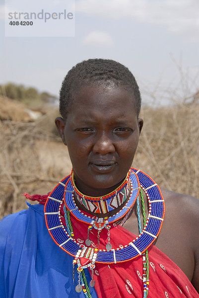 Massai Frau trägt bunten Schmuck um den Hals Amboseli Nationalpark Kenia
