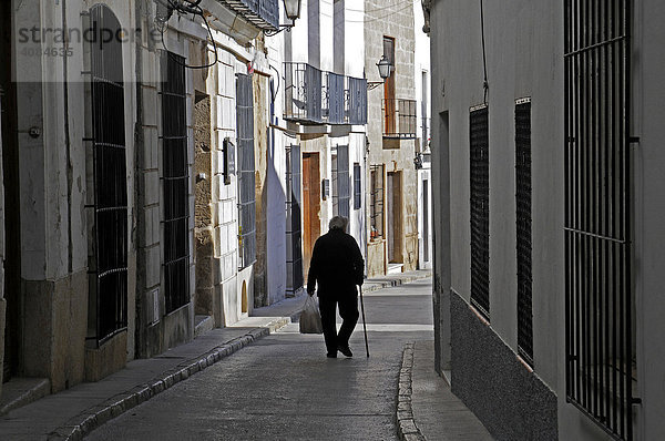 Alter Mann mit Krückstock in enger Gasse  Altstadt  Benissa  Alicante  Costa Blanca  Spanien