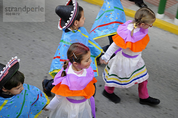 Kinderkarneval in einer Straße  Calpe  Alicante  Costa Blanca  Spanien