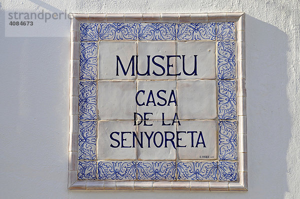 Schild  spanische Kacheln  Museum  Casa de la Senyoreta  Stadthaus  Calpe  Alicante  Costa Blanca  Spanien
