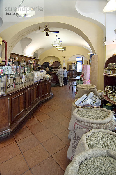 Kaffeehaus in Alba Piemont Piemonte Italien Casa del Cafe in der Via Cavour Bar Kaffee Cafe Rösterei