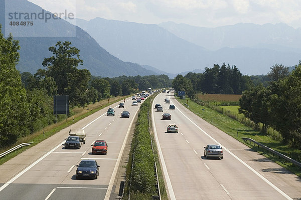 Inntal Autobahn mit Autoverkehr bei Neubeuern Oberbayern