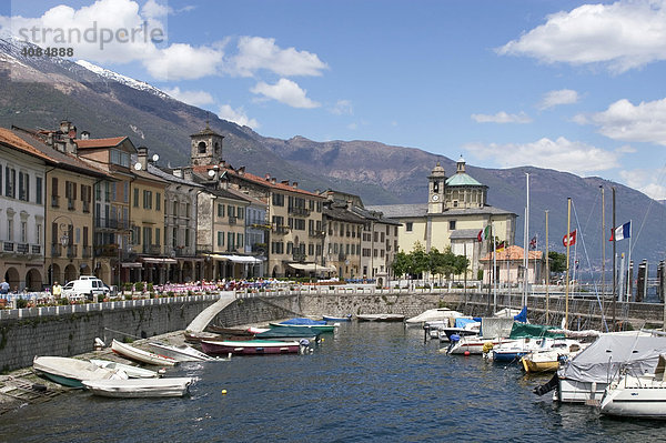 Cannobio am Lago Maggiore Piemont Italien kleiner Fischerhafen mit der Uferpromenade und der Kirche S. Pieta