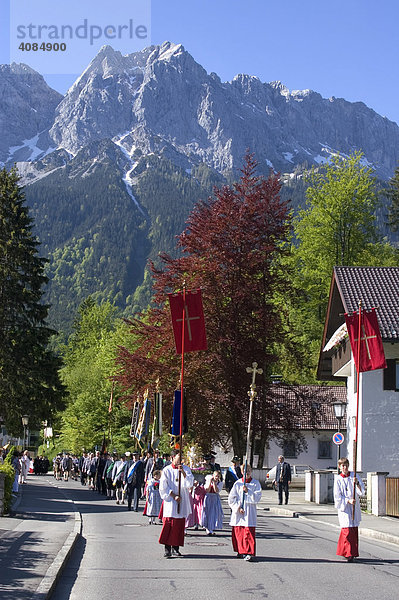 Grainau im Werdenfelser Land Kreis Garmisch-Partenkirchen Oberbayern Deutschland Fronleichnamsprozession