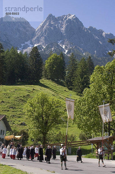 Grainau im Werdenfelser Land Kreis Garmisch-Partenkirchen Oberbayern Deutschland Fronleichnamsprozession