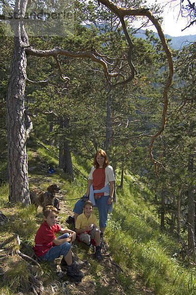 Familie beim Wandern Bergsteigen auf dem Weg zum Hohen Fricken Kuhfluchtfälle Estergebirge bei Farchant Bayern Deutschland