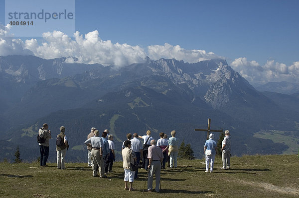 Touristen Wanderer Bergsteiger auf dem Wank bei Garmisch-Partenkirchen Blick auf die Zugspitze Oberbayern Deutschland
