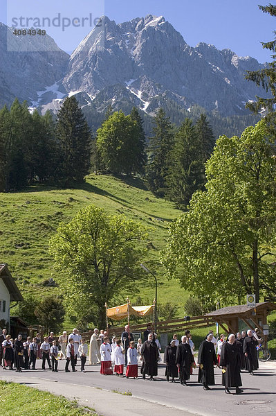 Grainau im Werdenfelser Land Kreis Garmisch-Partenkirchen Oberbayern Deutschland Fronleichnamsprozession vor der Zugspitze aus dem Wetterstein Gebirge