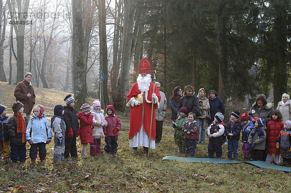 Nikolausbesuch bei einer Kindergartengruppe auf einer Waldlichtung