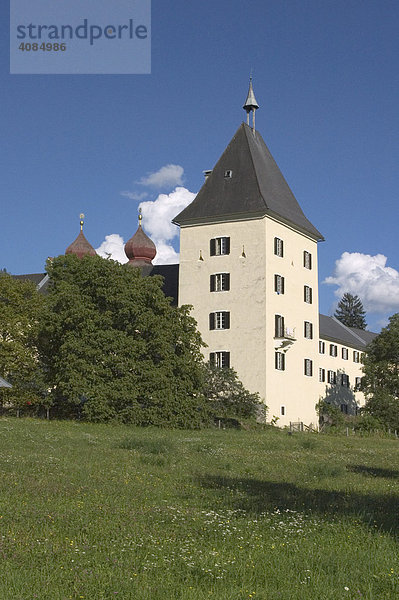 Millstatt am Milstätter See Kärnten Österreich ehemaliges Benediktinerkloster gegründet im 11. Jh. von dem bayerischen Geschlecht der Aribonen Klosterturm aus den Parkanlagen am See