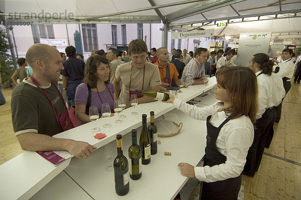 Sommelier auf der Weinmesse douja d¥or in Asti Piemont Piemonte Italien