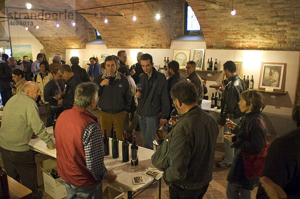 Weinprobe in La Morra im Barolo Anbaugebiet Langhe Piemont Piemonte Italien