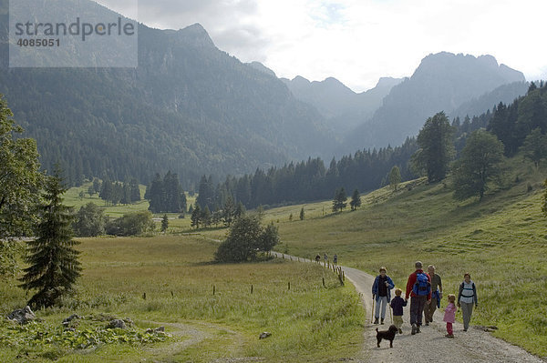 Wanderer im Längental auf dem Weg zur Hinteren Längentalalm an der Nordseite der Benediktenwand im Isartal bei Bad Tölz Bayern Deutschland