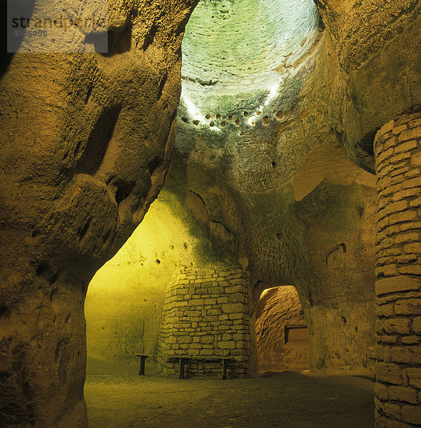 Rochemenier Departement Maine Loire Frankreich Höhenwohnungen in Muschelkalk gegraben unterirdische Kirche heute Museum
