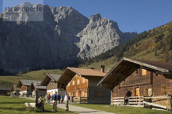 In der Eng Rissbachtal Tirol Österreich Engalmen am Talschluß unter der Grubenkarspitze