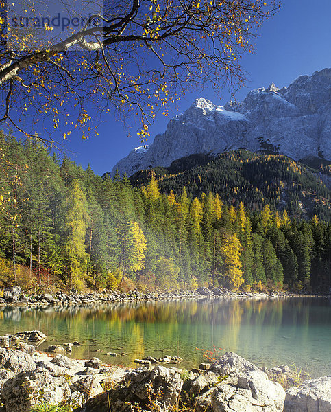 Eibsee bei Garmisch-Partenkirchen Werdenfelser Land Oberbayern Deutschland unter den Waxensteinen aus dem Wettersteingebirge