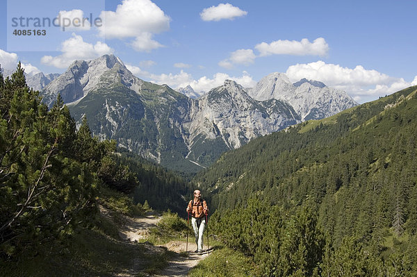 Im Rißbachtal im Karwendel Tirol Österreich Wanderer auf dem Weg zum Plumsjoch über der Eng