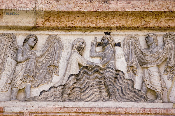 Parma Emilia Romagna Italien Piazza del Duomo Relief am Baptisterium von Benedetto Antelami Taufe Christi im Jordan