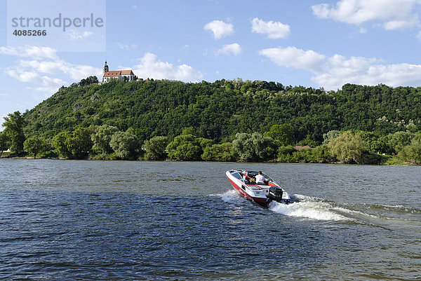 Sportboot auf der Donau unter der Wallfahrtskirche Bogenberg Niederbayern Deutschland MR