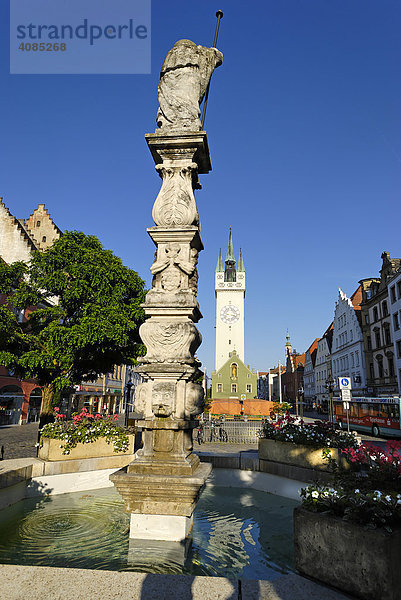 Straubing Niederbayern Deutschland Stadtplatz Ludwigsplatz Jakobsbrunnen