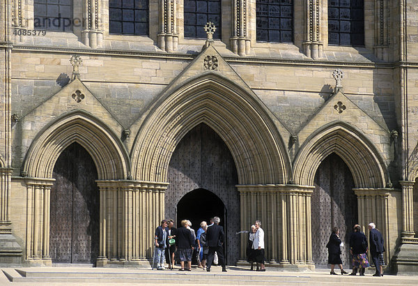 Ripon North Yorkshire England Grossbritanien Kathedrale Westfront frühgotische Portale