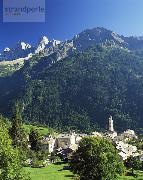 Soglio vor der Bondascagruppe im Bergell Engadin Kanton Graubünden Schweiz