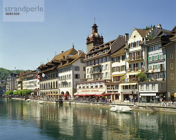 Luzern Kanton Luzern Schweiz Altstadt über der Reuss