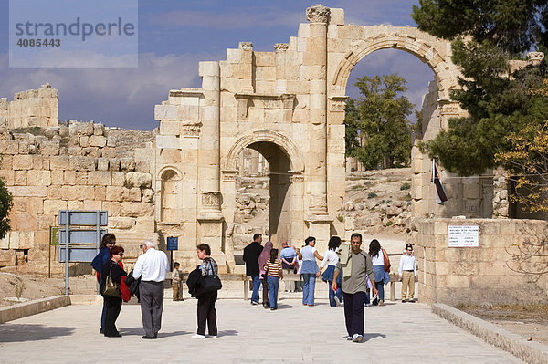 Jordanien Jerash Gerasa Triumphbogen am Südtor des Kaisers Hadrian erbaut 129 n.Chr.