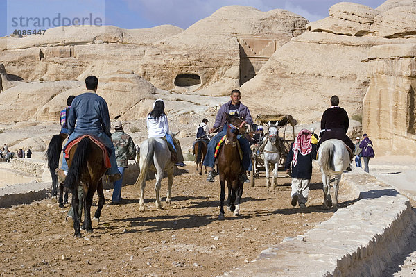 Jordanien Petra Touristen reiten zum Eingang der Schlucht Bab es-Sik