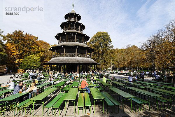 Chinesischer Turm im Englischen Garten München Oberbayern Bayern Deutschland