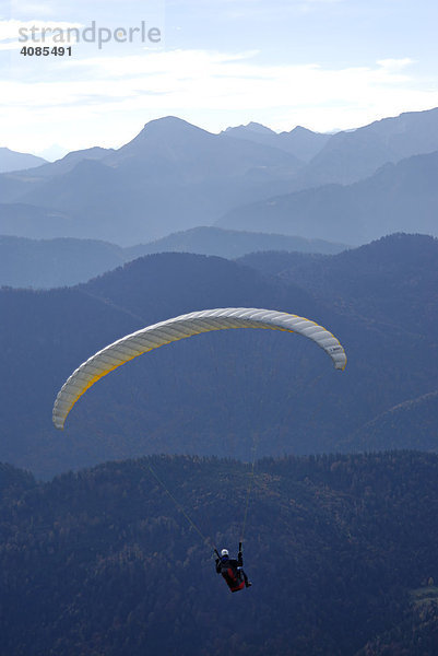 Brauneck Isarwinkel südlich von Bad Tölz Oberbayern Bayern Deutschland Paraglider vor dem Karwendel